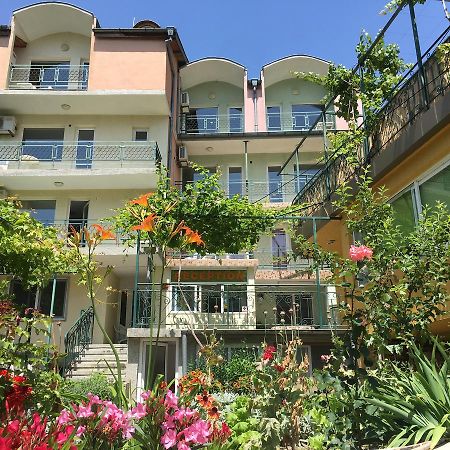 Royal Hostel Varna Extérieur photo