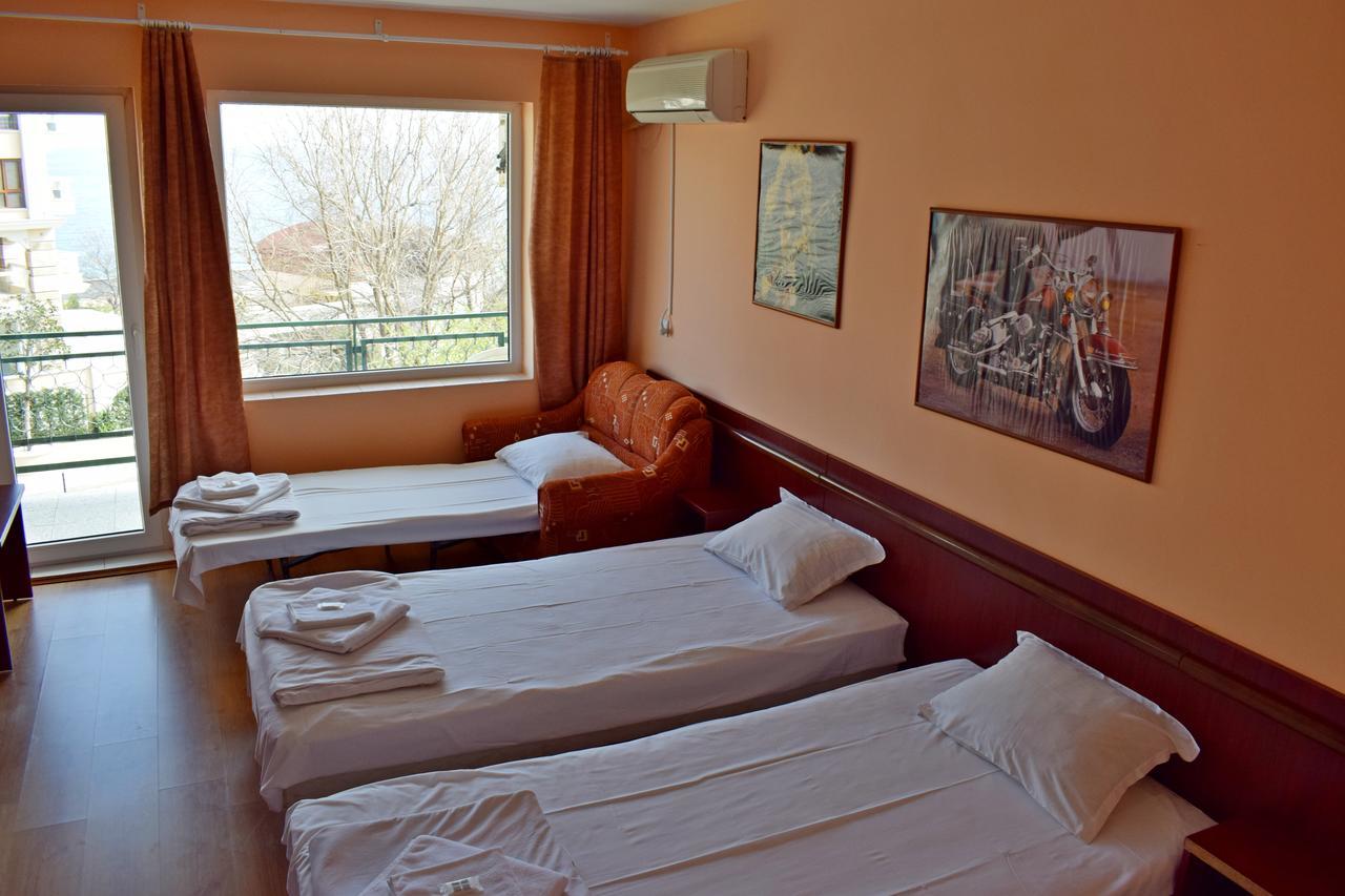 Royal Hostel Varna Extérieur photo