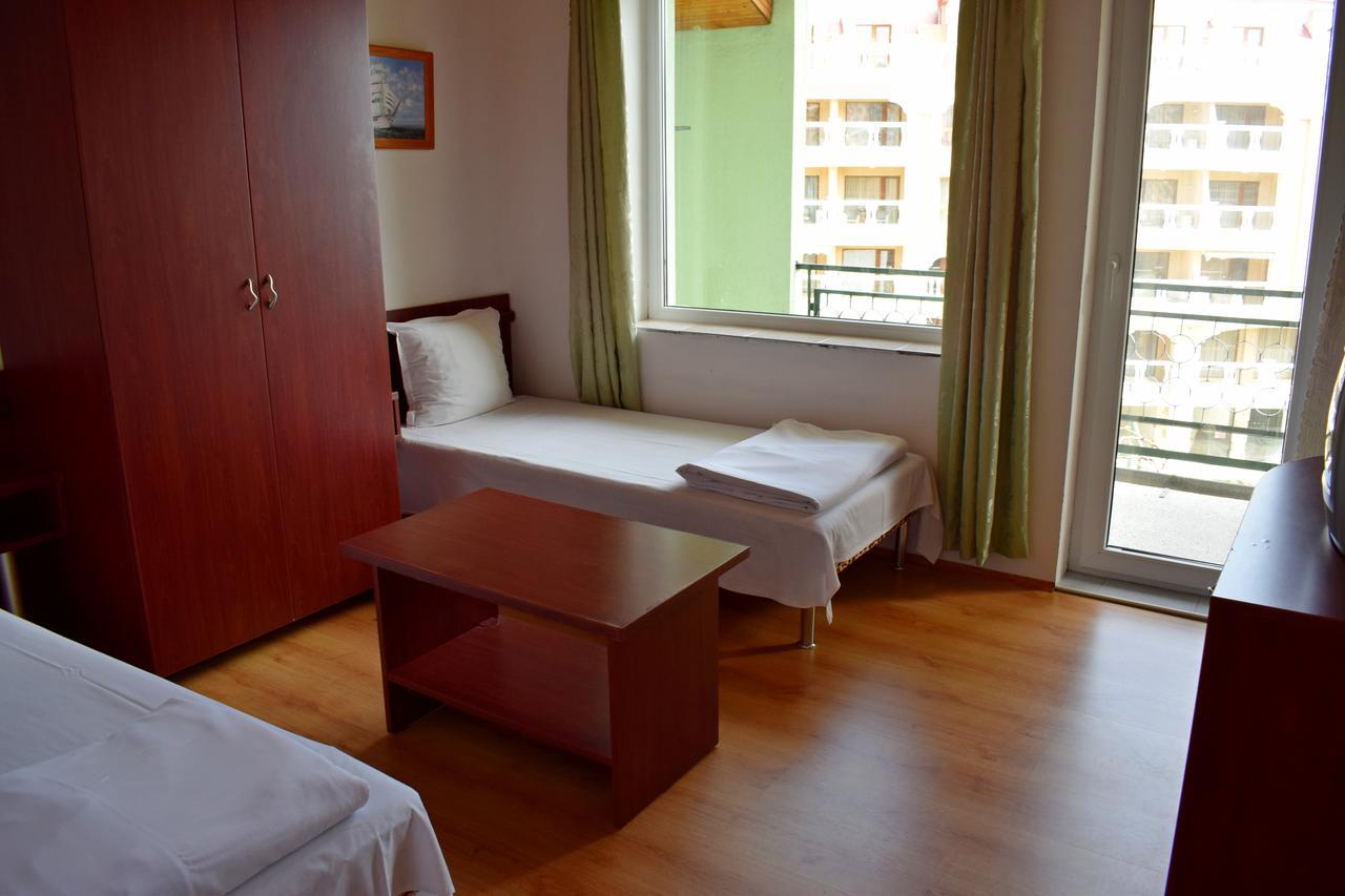 Royal Hostel Varna Extérieur photo