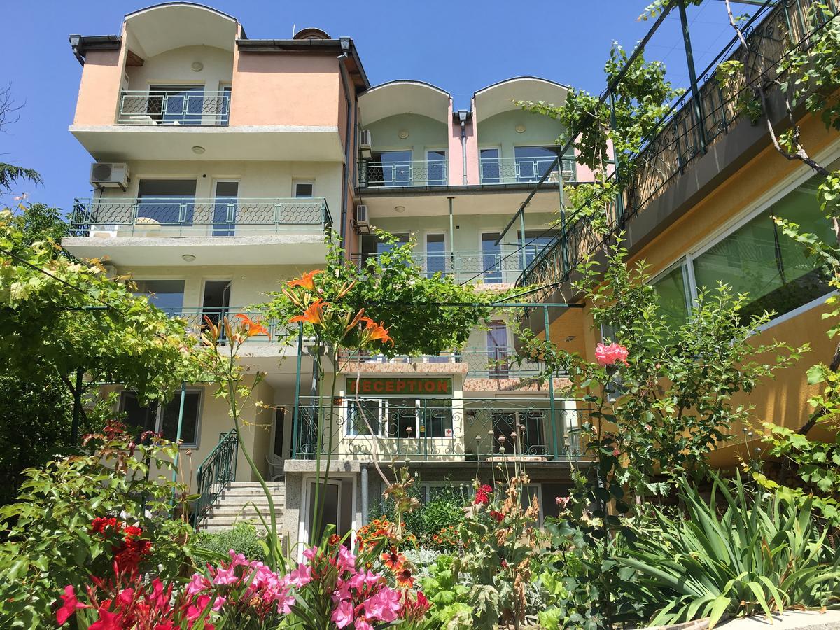 Royal Hostel Varna Extérieur photo